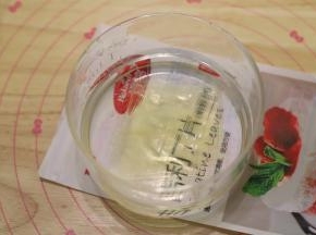 7.5克吉利丁片冰水泡软备用。