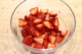 草莓洗净擦干对切，放入破壁机内。