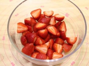 草莓洗净擦干对切，放入破壁机内。