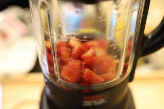 打成泥状，倒入碗中。