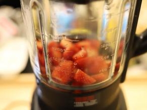 打成泥状，倒入碗中。