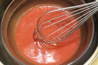 放入装有温水的盆内，隔温水加热，放入泡软的吉利丁片，搅拌至吉利丁片融化。