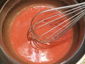 放入装有温水的盆内，隔温水加热，放入泡软的吉利丁片，搅拌至吉利丁片融化。