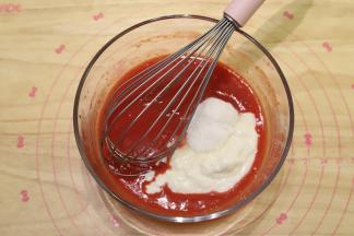 离开温水，稍放凉后倒入酸奶和细砂糖。