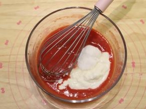 离开温水，稍放凉后倒入酸奶和细砂糖。