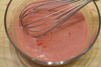 搅拌均匀，如果颜色不够鲜艳可以适当加入一滴红色色素。