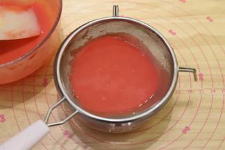 拌好的草莓慕斯液过筛两次，过筛好的草莓慕斯要无任何颗粒或者杂质。