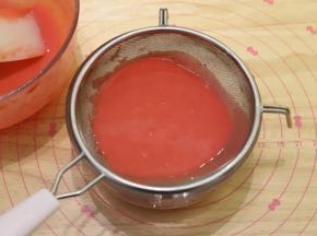 拌好的草莓慕斯液过筛两次，过筛好的草莓慕斯要无任何颗粒或者杂质。