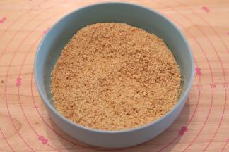 消化饼干擀成粉状。