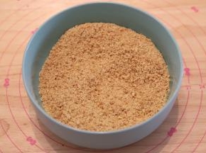 消化饼干擀成粉状。