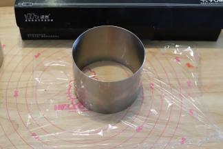 学厨4寸慕斯圈底部包好保鲜膜。