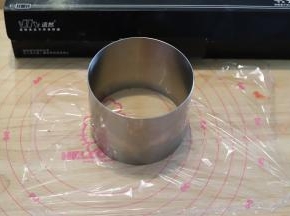 学厨4寸慕斯圈底部包好保鲜膜。