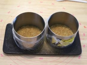 把饼干末倒入慕斯圈内，擀面杖压实，冰箱冷藏备用。