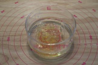 2片吉利丁片冰水泡软。