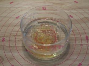 2片吉利丁片冰水泡软。