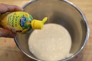 酸奶倒入盆内，加入柠檬汁（如果是浓缩柠檬汁量只需2克）。