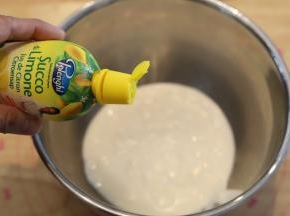 酸奶倒入盆内，加入柠檬汁（如果是浓缩柠檬汁量只需2克）。