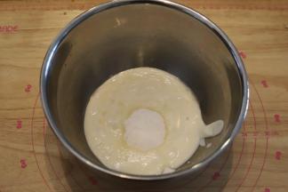 加入20克细砂糖，拌至糖化。