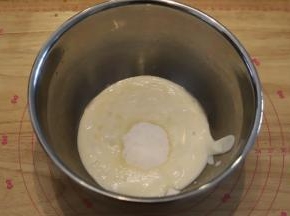 加入20克细砂糖，拌至糖化。