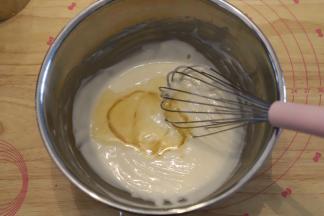 泡软的吉利丁片隔热水融化成液体状，加入酸奶糊内，拌匀（天气偏冷可以适当放在温水上隔热加温）。
