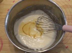 泡软的吉利丁片隔热水融化成液体状，加入酸奶糊内，拌匀（天气偏冷可以适当放在温水上隔热加温）。