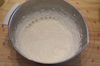 淡奶油加入20克细砂糖，打发至6成。