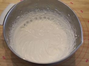 淡奶油加入20克细砂糖，打发至6成。