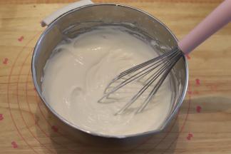 打发好的淡奶油倒入酸奶糊内，搅拌均匀。