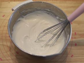 打发好的淡奶油倒入酸奶糊内，搅拌均匀。
