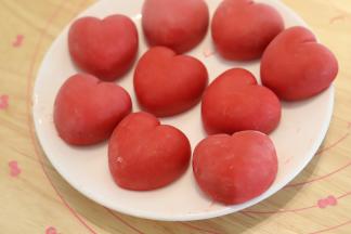 取出草莓爱心慕斯，脱模。