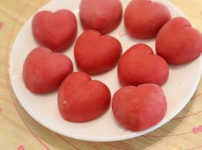 取出草莓爱心慕斯，脱模。