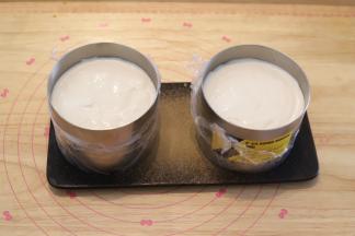 三分之二的酸奶慕斯倒入慕斯圈内，轻震几下，冰箱冷冻备用。