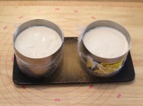 三分之二的酸奶慕斯倒入慕斯圈内，轻震几下，冰箱冷冻备用。