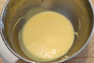 剩余的慕斯液加入一滴黄色色素，搅拌成黄色慕斯液。