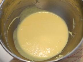 剩余的慕斯液加入一滴黄色色素，搅拌成黄色慕斯液。