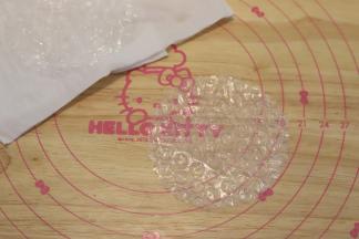 准备一张气泡膜，洗净，擦干。剪成和慕斯圈大小一样的圆。