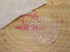 准备一张气泡膜，洗净，擦干。剪成和慕斯圈大小一样的圆。