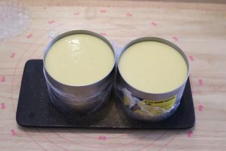 做好的黄色慕斯液倒入冷冻好的慕斯圈内。