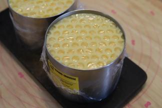 气泡膜平面在上，凹凸点面放入慕斯液表面，轻压一下，冰箱冷藏至少5小时。