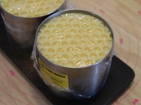 气泡膜平面在上，凹凸点面放入慕斯液表面，轻压一下，冰箱冷藏至少5小时。