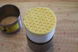 取出慕斯圈，撕掉气泡膜，利用电吹风在慕斯圈四周吹一下，托出蛋糕。