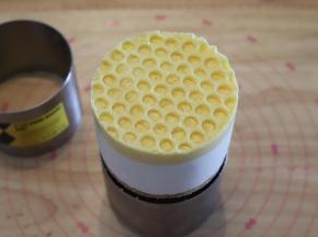 取出慕斯圈，撕掉气泡膜，利用电吹风在慕斯圈四周吹一下，托出蛋糕。