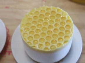 蜂蜜装入裱花袋内，加入少许的冷开水，蜂蜜水挤在每个蜂巢内。