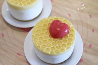 放上草莓爱心蛋糕。