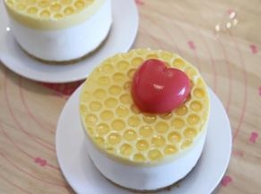 放上草莓爱心蛋糕。