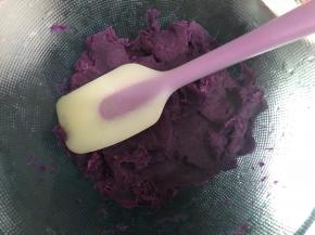 捣成紫薯泥。