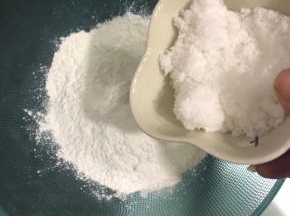 加入白糖。