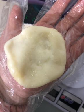 揪一块糯米皮，摊开。