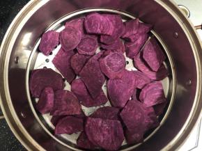 紫薯切片大火蒸熟。