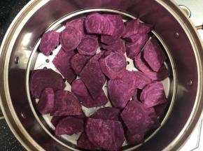紫薯切片大火蒸熟。